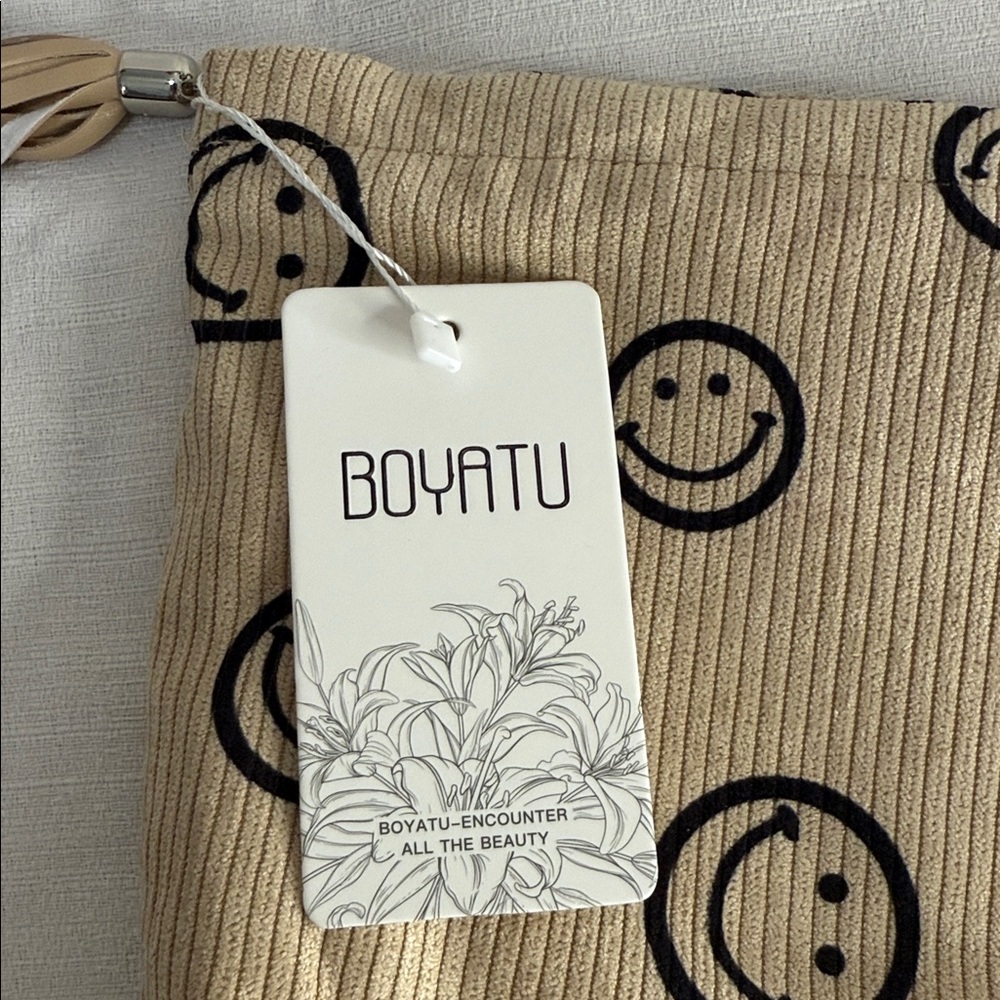 BOYATU Smiley Face Beauty Bag - Picture 7 of 8
